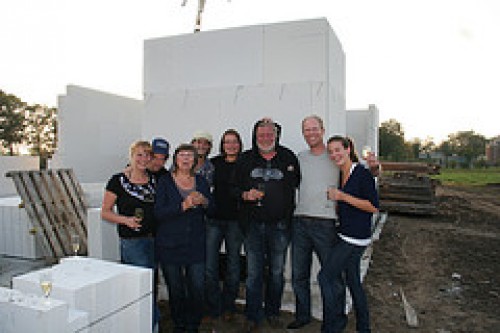 Trotse familie na het leggen van de eerste steen! 
