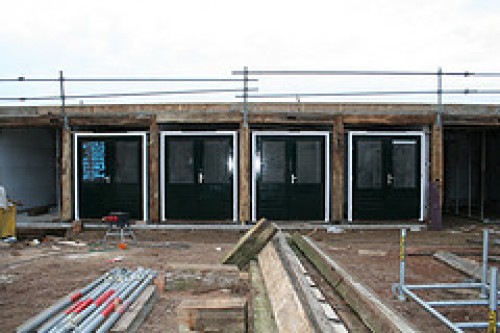 Deuren in de garageboxen. 